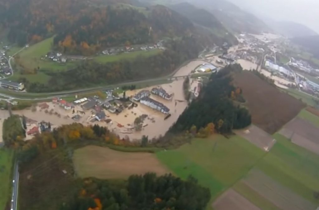 Najhujše poplave iz 2012, posnetek Mećže in Otiškega vrha. Video: Aviofun.