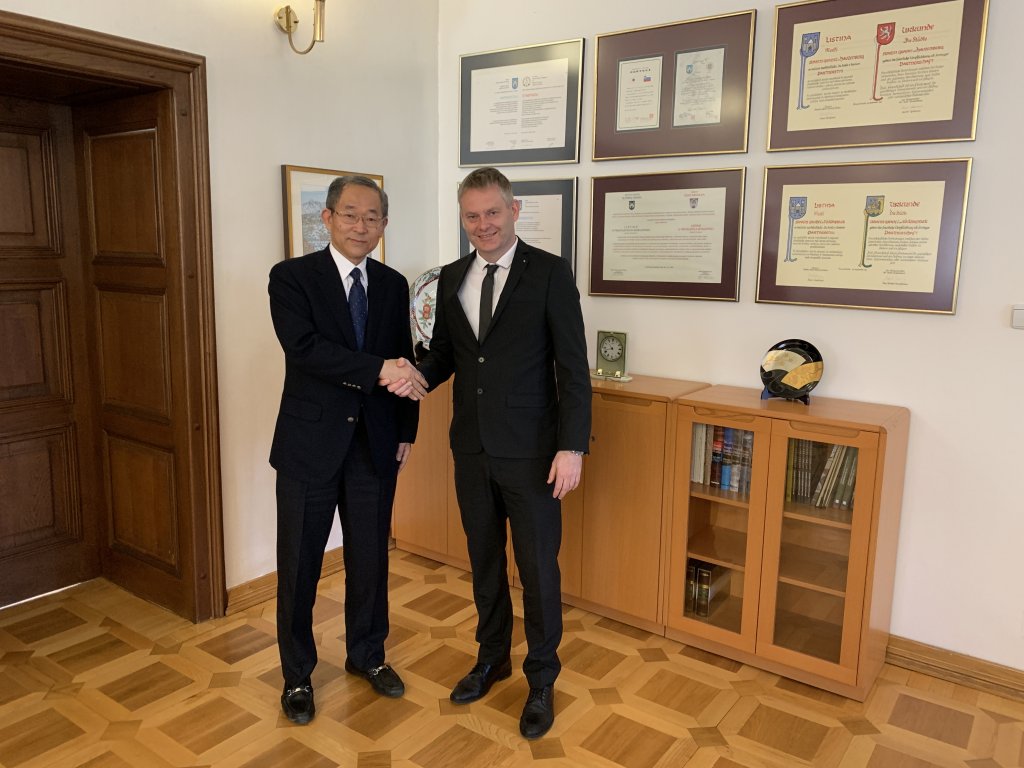 Spoznavno srečanje slovenjgraškega župana in japonskega veleposlanika