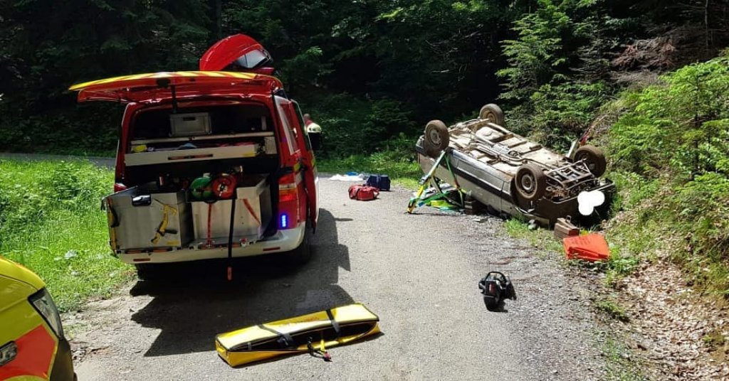 Avto na streho, oseba ostala ukleščena v njem