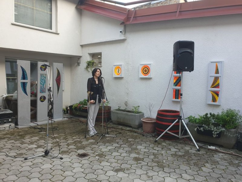 Igra barve in svetlobe v steklu za še lepše poletne večere v mestu