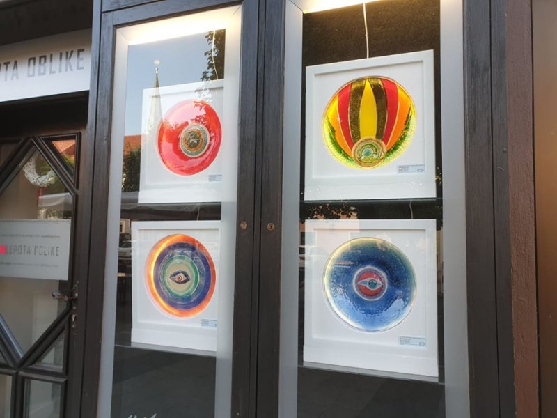 Igra barve in svetlobe v steklu za še lepše poletne večere v mestu