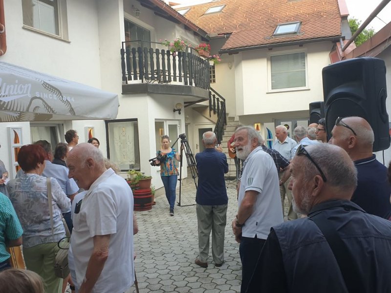 Igra barve in svetlobe v steklu za še lepše poletne večere v mestu