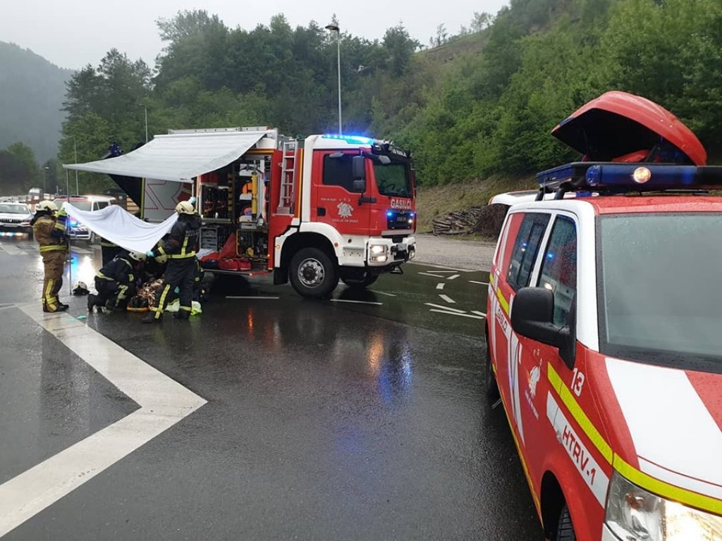 Kolesar poškodovan v trčenju z avtom