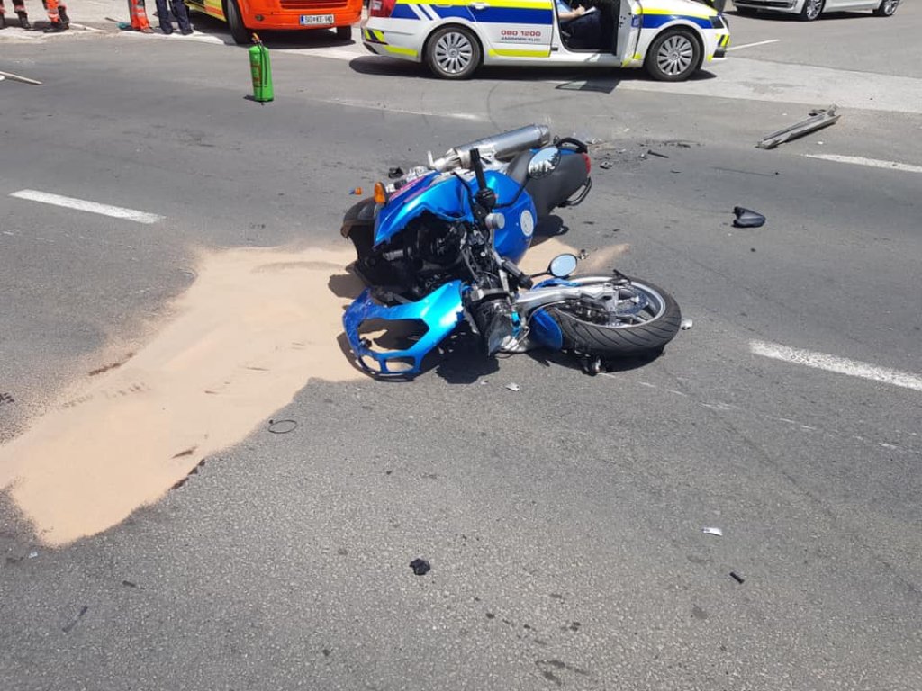 Nesreča motorista in osebnega vozila v Otiškem Vrhu