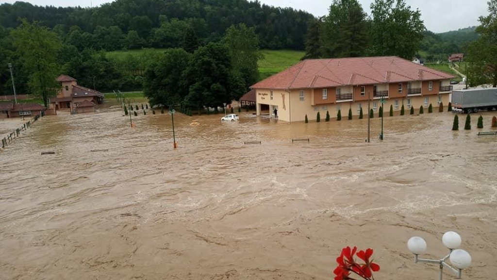 Ob hudih poplavah v Lučanih pomaga tudi pobrateni Dravograd