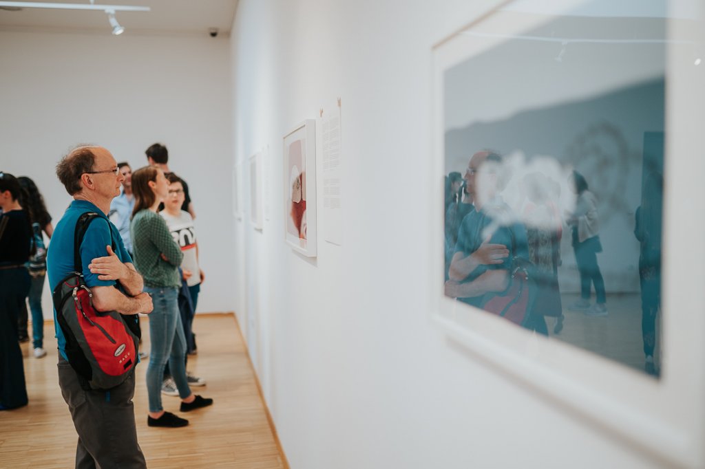 Vesna Bukovec v Galeriji Ravne opozarja na pereč problem družbe