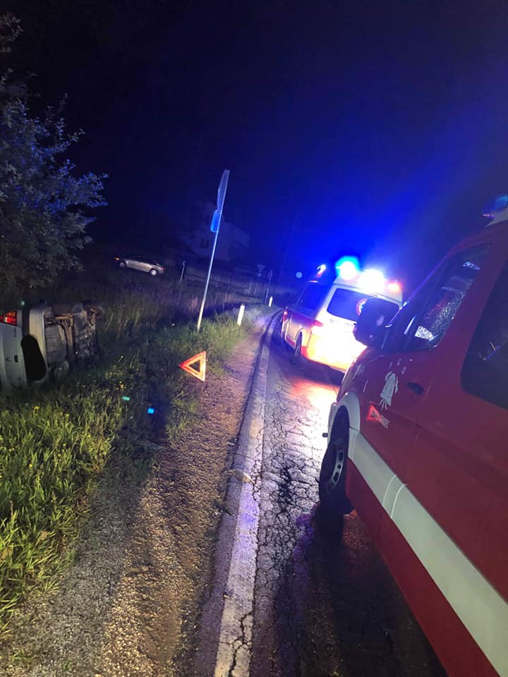 Avto s ceste v jarek, voznik v bolnišnico Avto s ceste v jarek, voznik v bolnišnico
