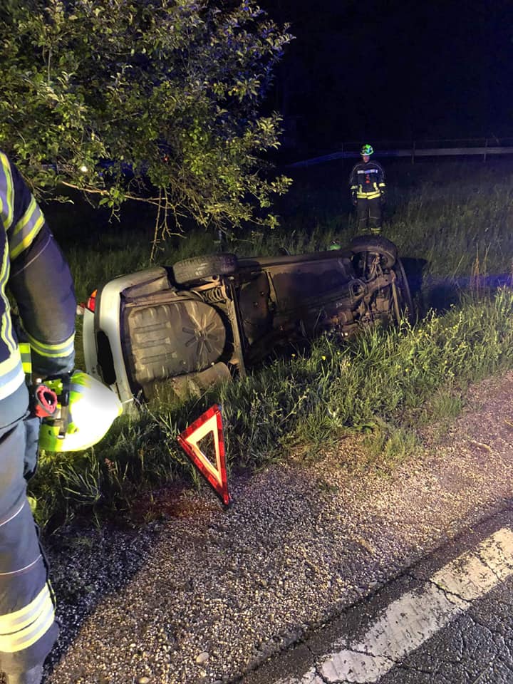 Avto s ceste v jarek, voznik v bolnišnico Avto s ceste v jarek, voznik v bolnišnico