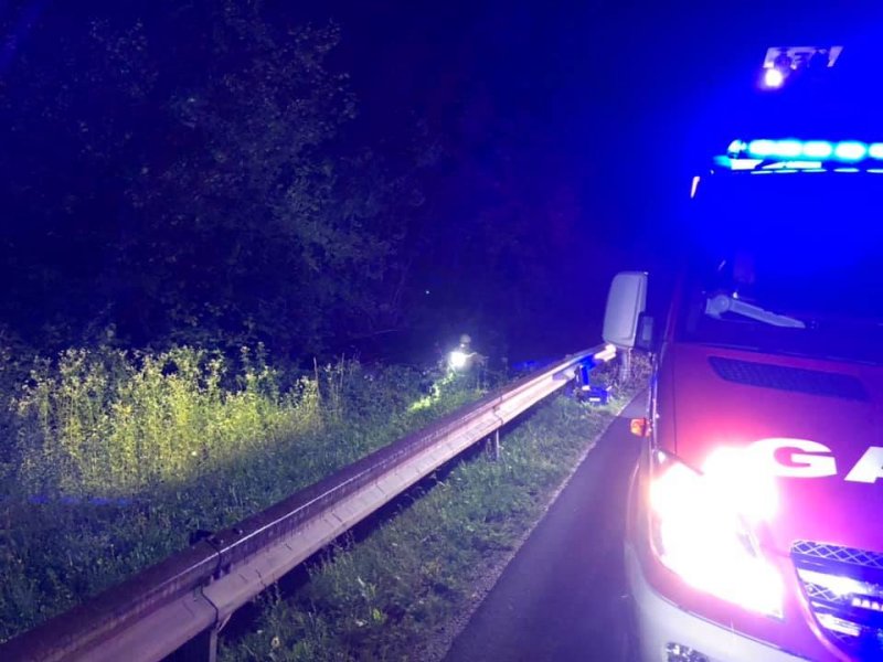 Avto zapeljal s ceste in ostal na obrežju reke