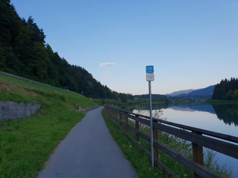 Kolesarji varneje skozi Muto, v Radljah še vedno ovire