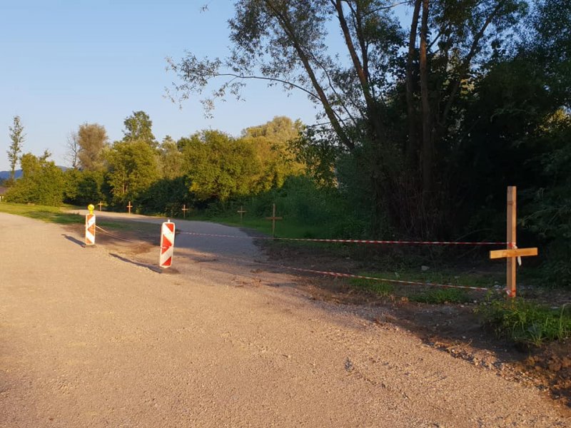 Kolesarji varneje skozi Muto, v Radljah še vedno ovire