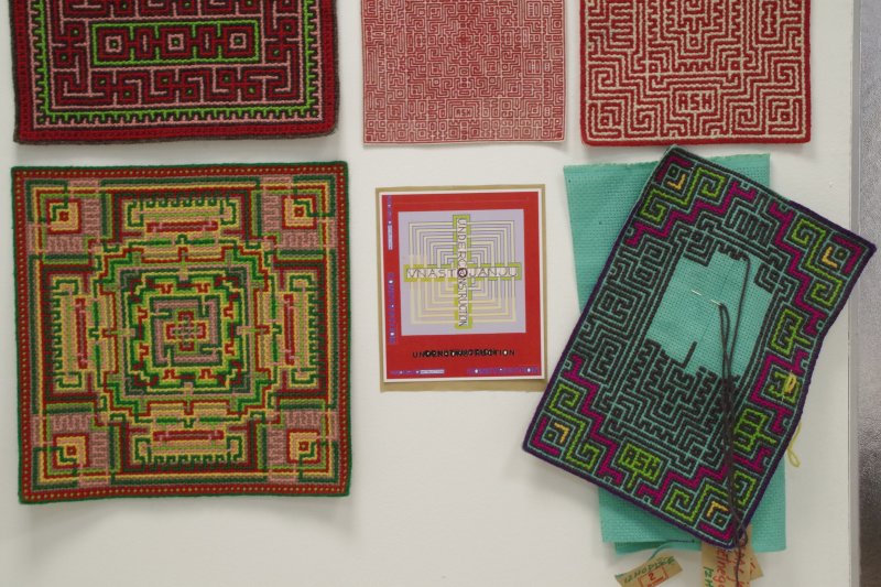 Neprekinjena nit pripovedi meandrov in labirintov