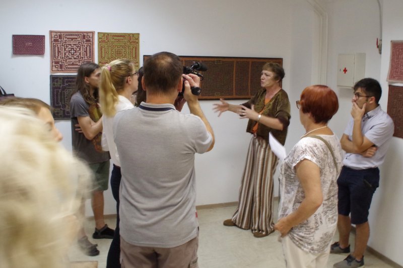 Neprekinjena nit pripovedi meandrov in labirintov