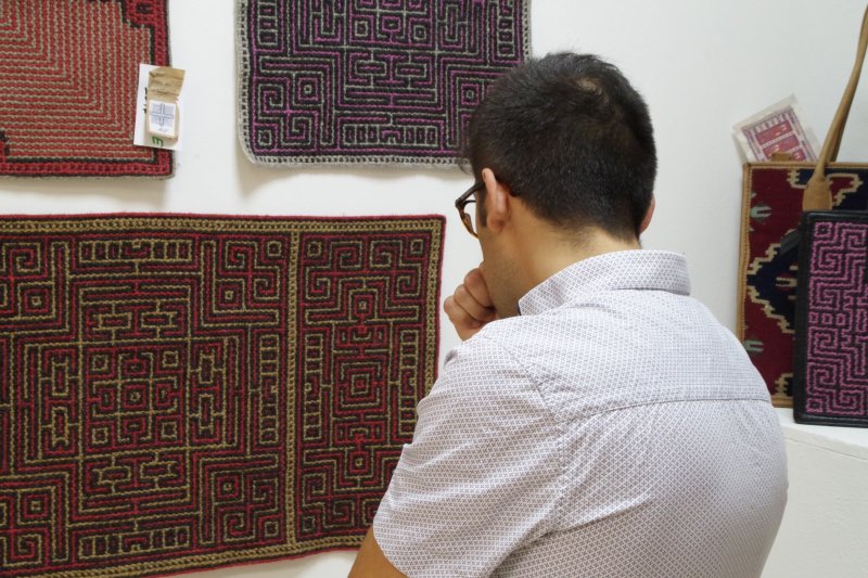 Neprekinjena nit pripovedi meandrov in labirintov