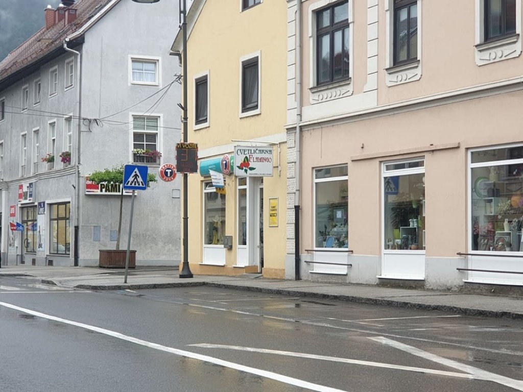 Rekorder skozi dravograjsko območje umirjenega prometa vozil 86 km/h