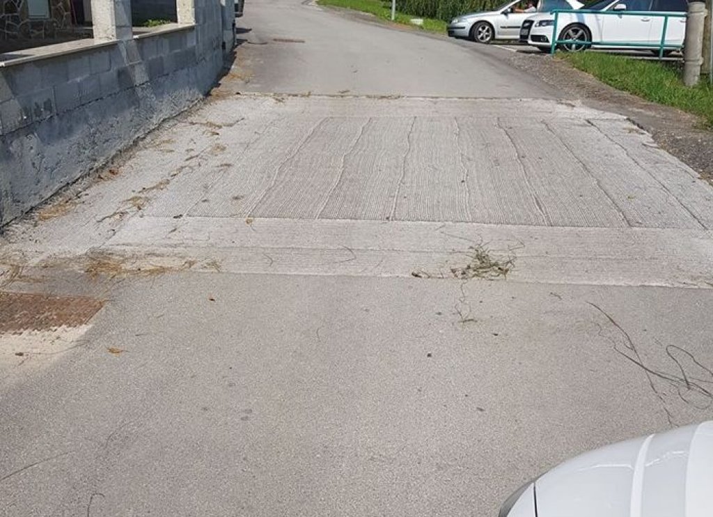 Cestna past v Medvedovem grabnu