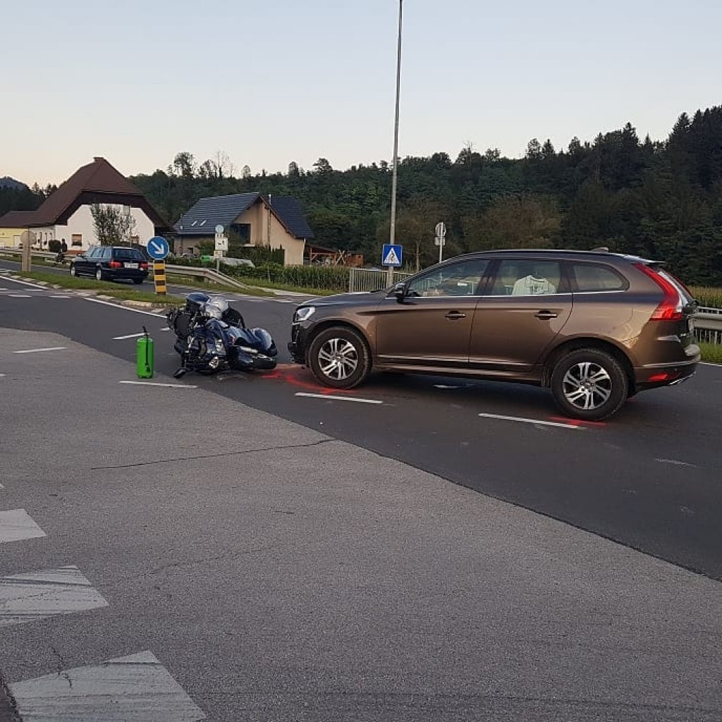 Nesreča motorista in avta na Muti