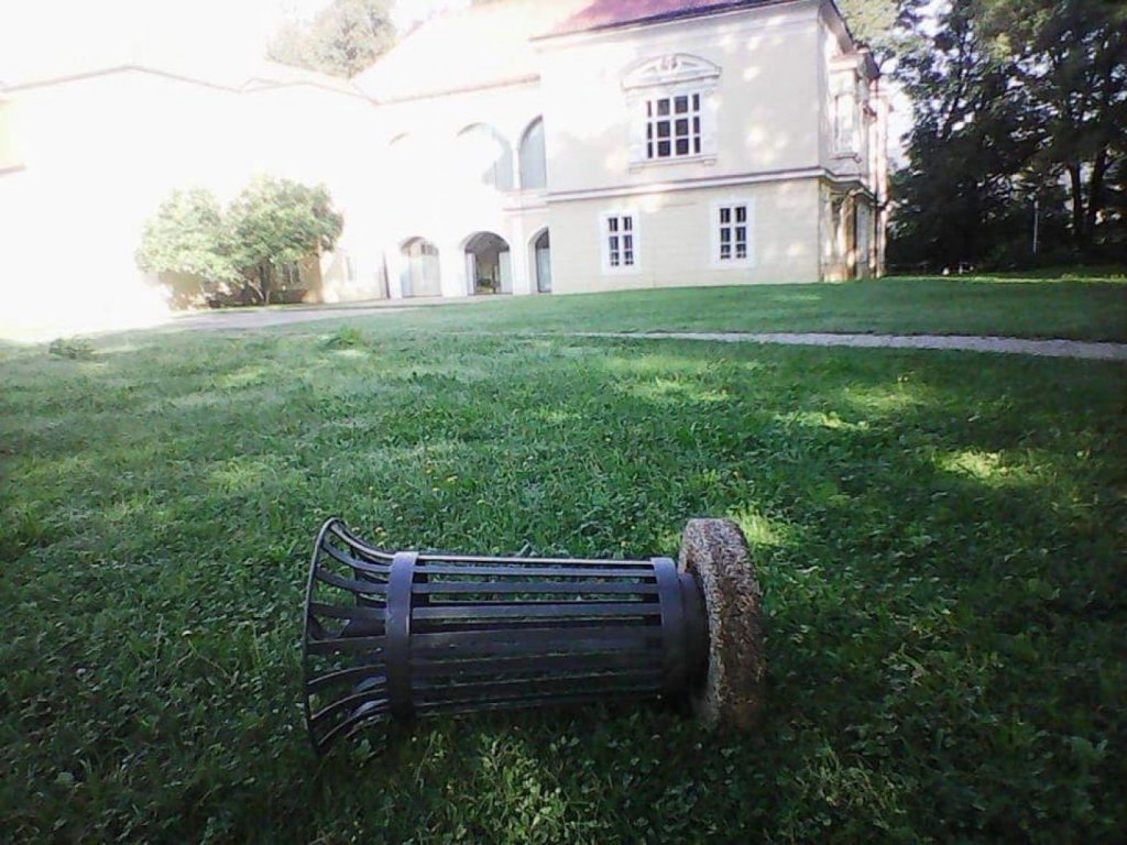 Po Muti so vandali napadli še Ravne