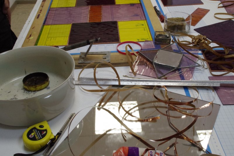 Po vezenih meandrih in labirintih še izdelovanje vitraja