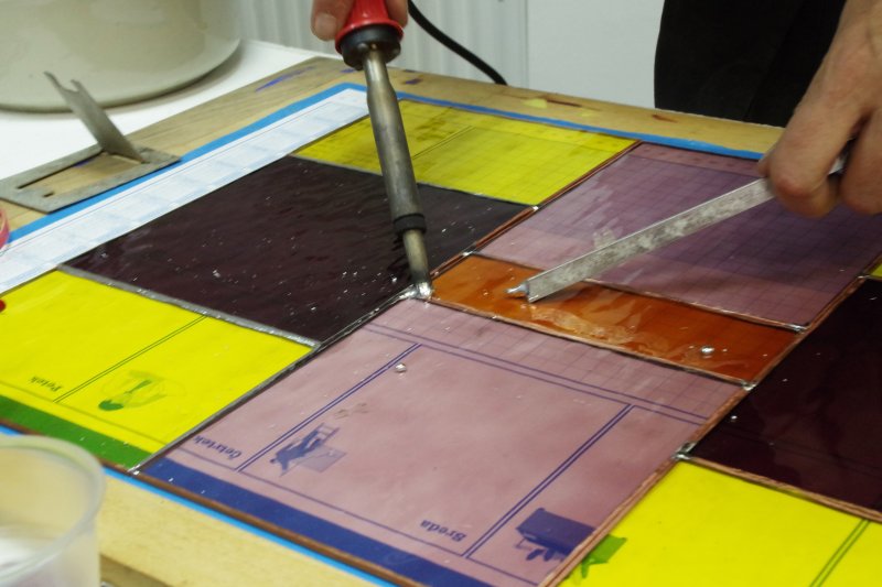 Po vezenih meandrih in labirintih še izdelovanje vitraja