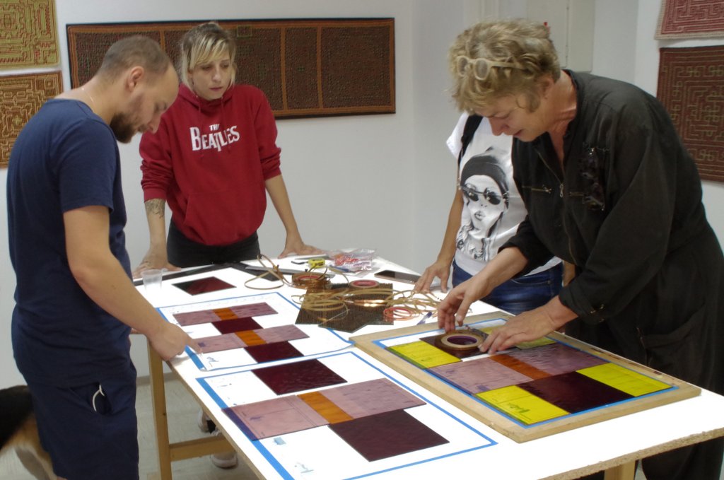 Po vezenih meandrih in labirintih še izdelovanje vitraja