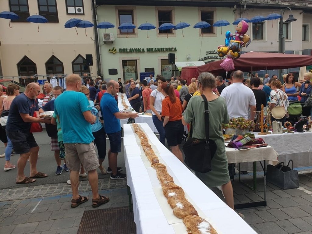 Sejem, štrudl in knjige pod dežniki