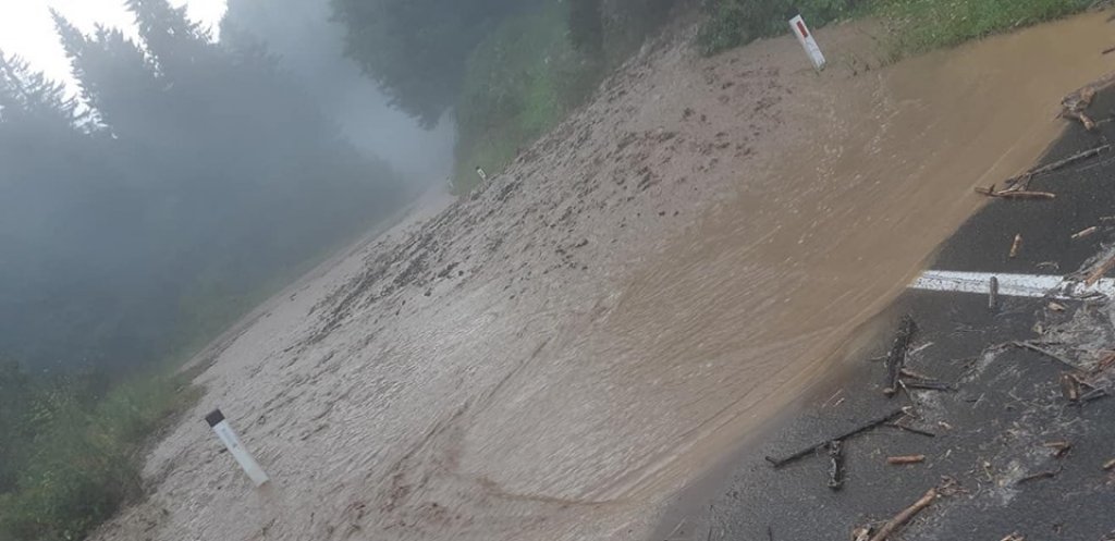 V Črni neprevozne in poplavljene ceste