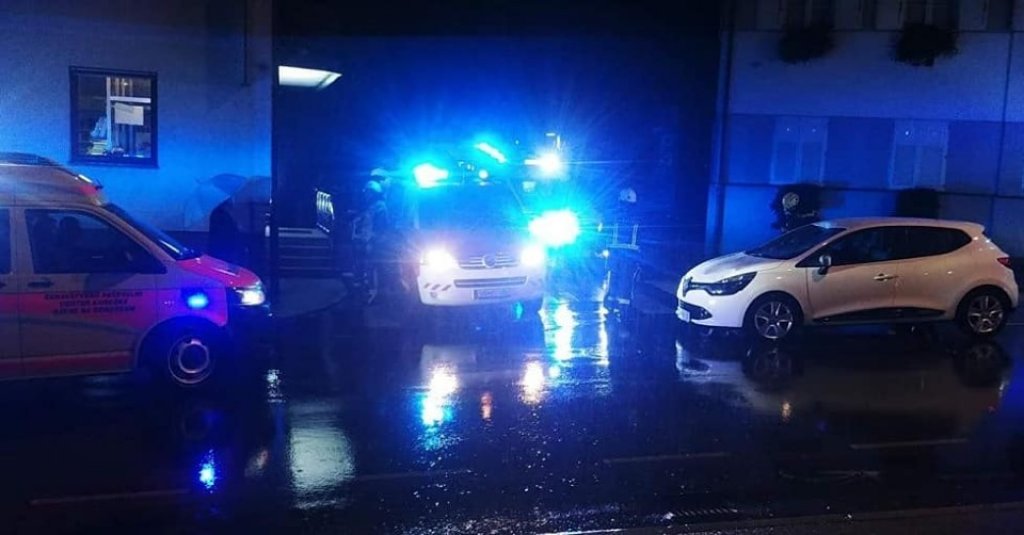 Avto na prehodu zbil dva pešca