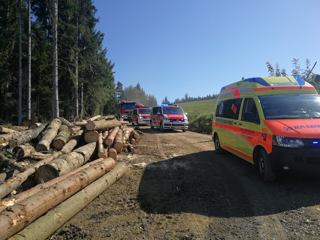 Hudo poškodovanega prepeljali s helikopterjem v Maribor
