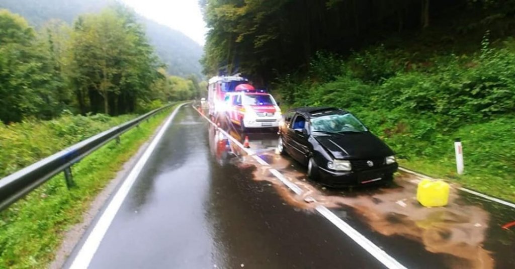 Zapeljal s ceste in pristal na strehi