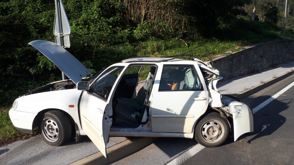 V trčenju s tovornjakom poškodovana ženska in otrok