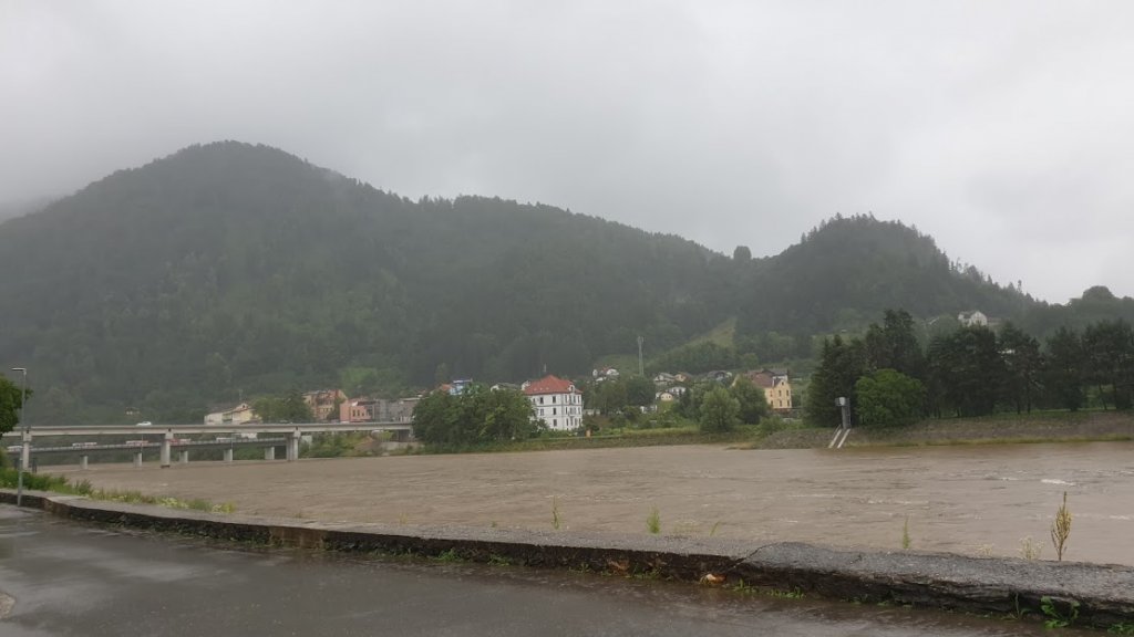 Na Koroškem možna neurja in naraščanje rek